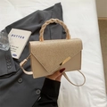 Minimalistische beige crossbodytas met gouden pailletten en een gedraaid handvat - Khaki