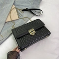Klassische schwarze Stepptasche mit Edelsteinschnalle und goldener Gliederkette - Schwarz