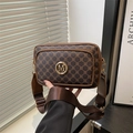 Bolso bandolera vintage marrón oscuro con patrón geométrico y logotipo M dorado - Marrón