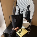 Borsa tote nera a grana litchi con ciondolo smiley rotondo e tracolla sottile - Nero (Con Ciondolo)