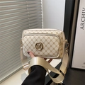 Bolso bandolera beige con estampados monograma y hebilla dorada con el logotipo M - Blanco Roto