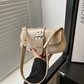 Borsa a tracolla beige minimalista con fibbia argentata e tracolla regolabile - Cachi