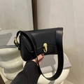 Französische schwarze Leder-Achseltasche mit goldener Metallschnalle und breitem Gurt - Schwarz