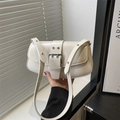 Elegante borsa baguette in ecopelle bianco crema con fibbia argento e tracolla larga - Bianco