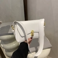 Minimalistische weiße Leder-Umhängetasche mit goldenem Verschluss und breitem Gurt - Weiß