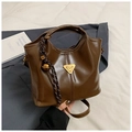 Bolso trapezoidal de cuero brillante marrón oscuro con logo dorado y colgante trenzado - Con Colgante / Marrón