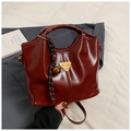 Bolso de mano vintage en cuero burdeos con logo triangular dorado y colgante trenzado - Con Colgante / Rojo