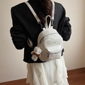 Mini mochila blanca de cuero sintético con llavero de osito, ideal para estilo universitario - Con Colgante / Blanco
