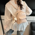 Mini mochila de cuero color albaricoque para mujer con colgante de oso y acabado brillante - Con Colgante / Rosa