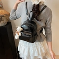 Mini mochila negra brillante con logo plateado y colgante de oso de peluche blanco - Con Colgante / Negro