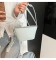 Lichtblauwe mini-emmerzak van kiezelleder met verstelbare riem en metalen hanger - Lichtblauw
