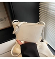 Chique witte lederen emmertas met logo-detail en een hartvormig hanger-accessoire - Broken Wit
