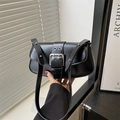 Borsa sottospalla retrò in ecopelle nera con una grande fibbia in metallo argentato - Nero