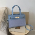 Elegante borsa azzurra capiente con inserti testurizzati e chiusura a girello dorata - Blu