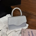 Borsa a tracolla argento glitterata con patta a onde e tracolla a catena - Argento