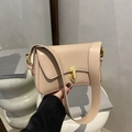 Minimalistische beige Leder-Schultertasche mit rechteckiger Klappe und goldenem Verschluss - Khaki