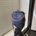 Ρετρό τζιν τσάντα clutch με πούλιες, μεταλλικό πλαίσιο και στρογγυλή λαβή στο ηλιακό φως - Σκούρο μπλε