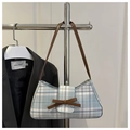 Nahaufnahme der blau-karierten Baguette-Tasche mit brauner Lederschleife und Trageriemen - Blau