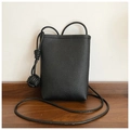 Dettaglio borsa per cellulare in pelle nera a grana litchi con nodo decorativo intrecciato - Nero