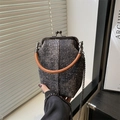 Retro-Handtasche aus Denim mit Klippverschluss, Ledergriff und langer Metallkette - Schwarz