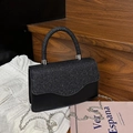 Elegante borsa nera con paillettes, patta a onde e tracolla a catena argentata - Nero