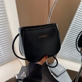 Borsa a tracolla minimalista in pelle PU nera con marchio YUSHAN dorato e cinturino - Nero