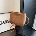 Borsa a tracolla minimalista in pelle PU marrone con texture vintage e scritte - Cachi