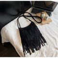 Minimalistische zwarte suède crossbody tas met lange bohemien kwastjes en franjes - Zwart