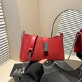 Borsa a tracolla rossa intrecciata con catena in metallo e fibbia argentata - Rosso