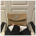 Primer plano de cartera sobre color caqui con logotipo SM de cristales y cierre de solapa - Caqui