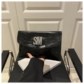 Detalle de cartera de mano negra brillante con logotipo SM de diamantes de imitación plata - Negro