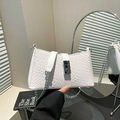 Borsa a tracolla bianca intrecciata con catena argento e chiusura rettangolare metallica - Bianco