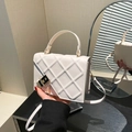 Elegante bolso bandolera acolchado blanco con cadena dorada y solapa asimétrica - Blanco
