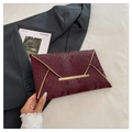 Dettaglio della pochette a busta bordeaux stampa serpente con cornice in metallo dorato - Rosso