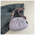 Bolso bandolera plisado lavanda con correa ancha y logo metálico para uso diario elegante - Morado
