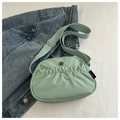 Bolso bandolera plisado verde menta con correa ajustable y detalle de logo metálico - Verde