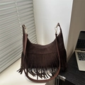 Bolso hobo de ante marrón oscuro con flecos largos bohemios y forma de media luna - Marrón