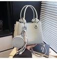 Dettaglio borsa tote in pelle martellata azzurro chiaro con manico a nodo e portamonete - Con Ciondolo / Blu