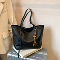 Bolso tote negro de cuero PU con colgante de borla sobre una maleta de viaje - Bolso Individual / Negro