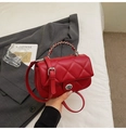 Sac bandoulière matelassé rouge avec chaîne argentée élégante et fermoir en métal chic - Rouge Bordeaux
