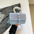 Borsa a tracolla azzurra con manico in metallo argento e dettagli in patchwork - Blu