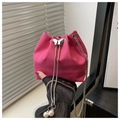 Détail du sac seau fuchsia à motif crocodile avec fermoir papillon argenté et cordon perlé - Rose rosé