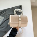 Elegante borsa beige con patta in paglia e particolare manico argento curvo - Bianco Sporco
