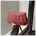 Dettaglio della borsa squadrata in pelle bordeaux con fibbia argento e catena - Rosso