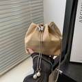 Beigefarbene Beuteltasche mit Krokoprägung, silbernem Schmetterling und Perlen - Khaki