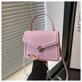 Detalle de bolso cuadrado rosa claro con cierre de metal dorado y cuero PU texturizado - Rosa