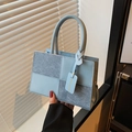 Moderne handtas in Morandi blauw en mat grijs met stijlvolle bovenhandvaten - Blauw