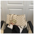 Detailansicht der rechteckigen Tasche mit Monogramm-Print und goldener M-Schnalle - Weiß