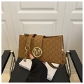 Détail du sac en similicuir marron avec motif monogramme M et boucle logo dorée ronde - Marron