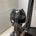 Elegante schwarze Beuteltasche mit Krokoprägung, Schmetterlingsverschluss und Perlenkette - Schwarz
